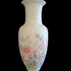 BEAUTIFUL Japanese base fine China lovely floral design.